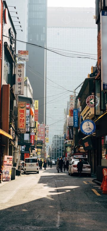 工资计算器 App 年终奖对比页截图，左右两栏分别显示单独计税与并入综合所得的到手金额，中间标出差额